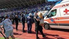 Смразяваща гледка! Ултраси от Сектор "Б" нахлуха да бият левскари, жени и деца бягат + ВИДЕО