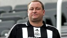 Щракнаха собственика на Нюкасъл да танцува полугол пиян до козирката