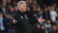 Мойс бесен на съдията, Дембеле намигнал след червения картон