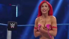 Кечистка си припомни как бюста ѝ изскочи по време на живо предаване + ВИДЕО