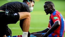 Бивша звезда на ПСЖ и Ливърпул разменя юмруци с треньора си