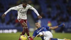 Арсенал прати двама под наем