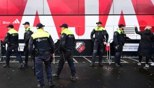 Тен Хаг не си дава асистента, въпреки кризата в Аякс