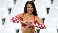 Не е за вярване! В Хърватия отрязаха секси фенка за Евро 2024 + СНИМКИ