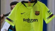 Огромен интерес към фланелка на Стоичков по време на благотворителен търг + СНИМКИ