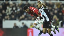 Бранят "свраката" Жоелинтон от критиците