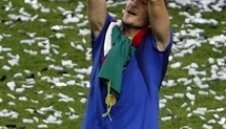 Тоти пита жена си дали да остане в Скуадрата