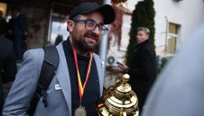 Треньорът на златните шахматистки : Защо да не вземем медал и на Олимпиадата?