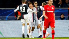 Роналдо и Игуаин донесоха успех на Юве в Германия