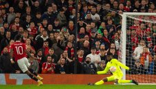 Юнайтед бие на мъка с гол в добавеното време