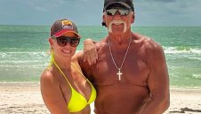 69-годишният Хълк Хоган се показа от плажа с младото си гадже
