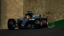 Люис Хамилтън лети в Баку