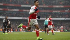 Милан вади £45 млн. за Алексис, връща си Оба