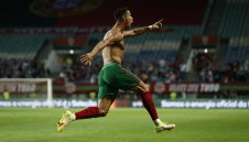 Книгата на Гинес призна рекорда на Роналдо + СНИМКА