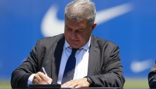 Тормоз към Френки де Йонг? Лапорта отвърна на Невил