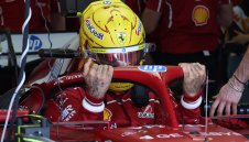 Босът на Ферари твърдо защити Хамилтън от критиките