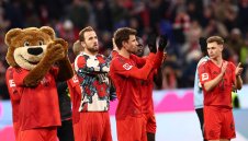 Защо УЕФА забрани червените екипи на Байерн насред Мюнхен?