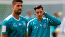 Льов призова германците: Не освирквайте Гюндоган и Йозил 