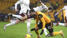 Арсенал се самоуби срещу Вълците