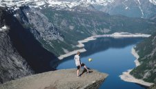 Това се казва фен! Да жонглираш на ръба заради любимия тим