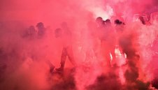 Фенове и полицаи пострадаха на протеста, има запалена линейка + ВИДЕО И СНИМКИ