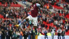 Изненада: Бентеке остава в Астън Вила