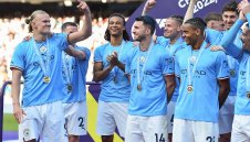 Гари Невил трепери от требъл за Сити