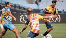 Синът на Роналдиньо премина в Бърнли от Барселона