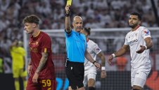 Бесни фенове на Рома нападнаха рефера Тейлър, има арестуван