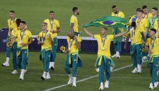 Уникален: Дани Алвеш с трофей №43