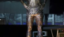 Меси и Аржентина вдигнаха статуя на Марадона