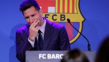 Меси призна, че вече не става за Барса