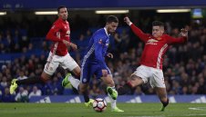 Защитник на Юнайтед изгаря за 5 мача за ритници срещу Азар