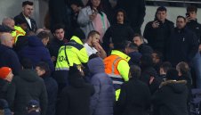 Халф на Шпорите налита на фенове