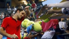 Федерер започна сезона с трудна победа