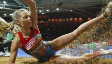 Обвиниха секси Даря в измяна