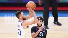 Шоуто на Стеф продължава! Къри наказа Сиксърс с 49