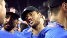 Неймар и Дани Алвеш се завърнаха в Барселона