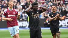 Арсенал с жестока издънка в битката за титлата 