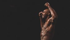 Уникалната серия продължи: Джон Джоунс със спорна победа над Рейес