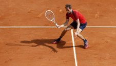 Медведев полудя, иска да спечели всичко на клей