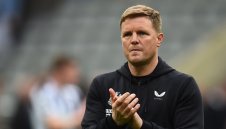 Скандално и грозно! Фен на Лийдс нападна мениджъра на Нюкасъл