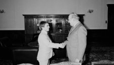 УНИКАЛНО: Историята на една снимка с указание от ЦК на БКП &ndash; Наим и Тато!
