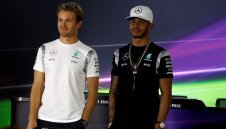 В Англия: Хамилтън накара Розберг да се откаже