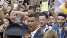 Трансферът на годината е факт: Роналдо мина прегледите и подписа с Юве