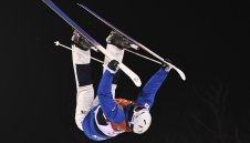 Заради бруталния студ в Пьончан: Спортисти хвърлят ски на боклука