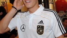 Вердер отказва да продаде Йозил