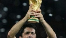 Гатузо раздава премията си на роднини