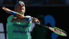 Раонич и Монфис продължават напред в Мелбърн