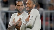 Барса се нуждае от Дани Алвеш, за да привлече Неймар